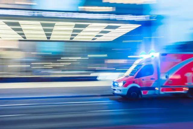 Ambulancia con luces de emergencia circulando por la ciudad